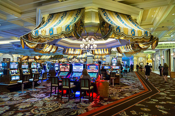 idc Domino QQ live table with dealer and four player positions
